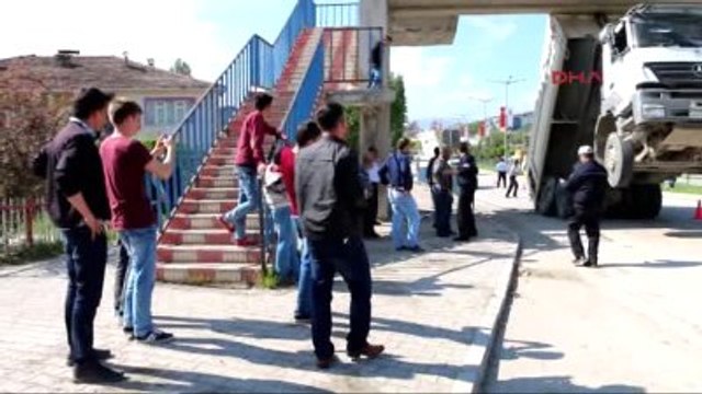 Samsun - Damperi Açılan Kamyon Üst Geçide Takıldı