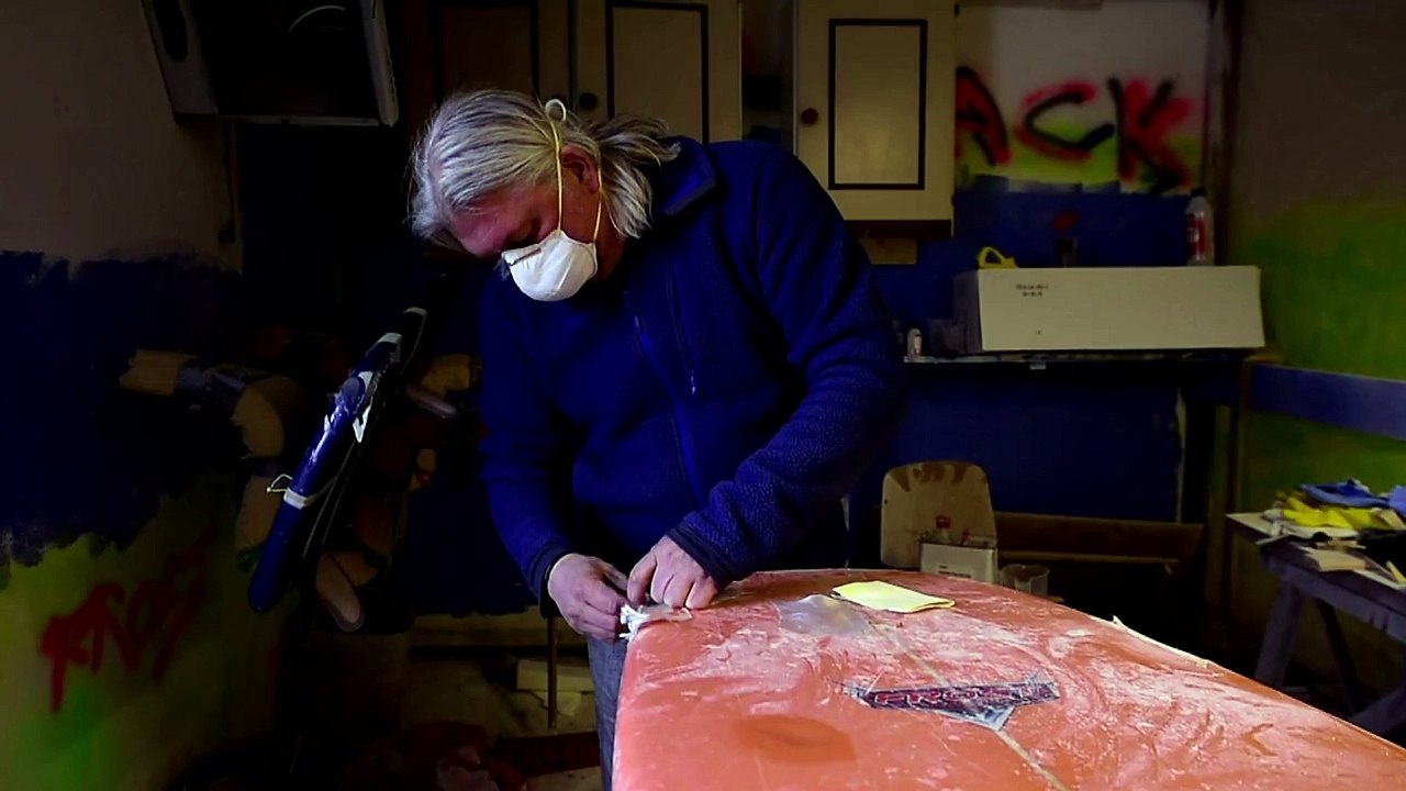 Extrem-Surfen in arktischen Wellen der Lofoten
