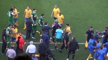 Συμπλοκές μπροστά στους πάγκους των δύο ομάδων