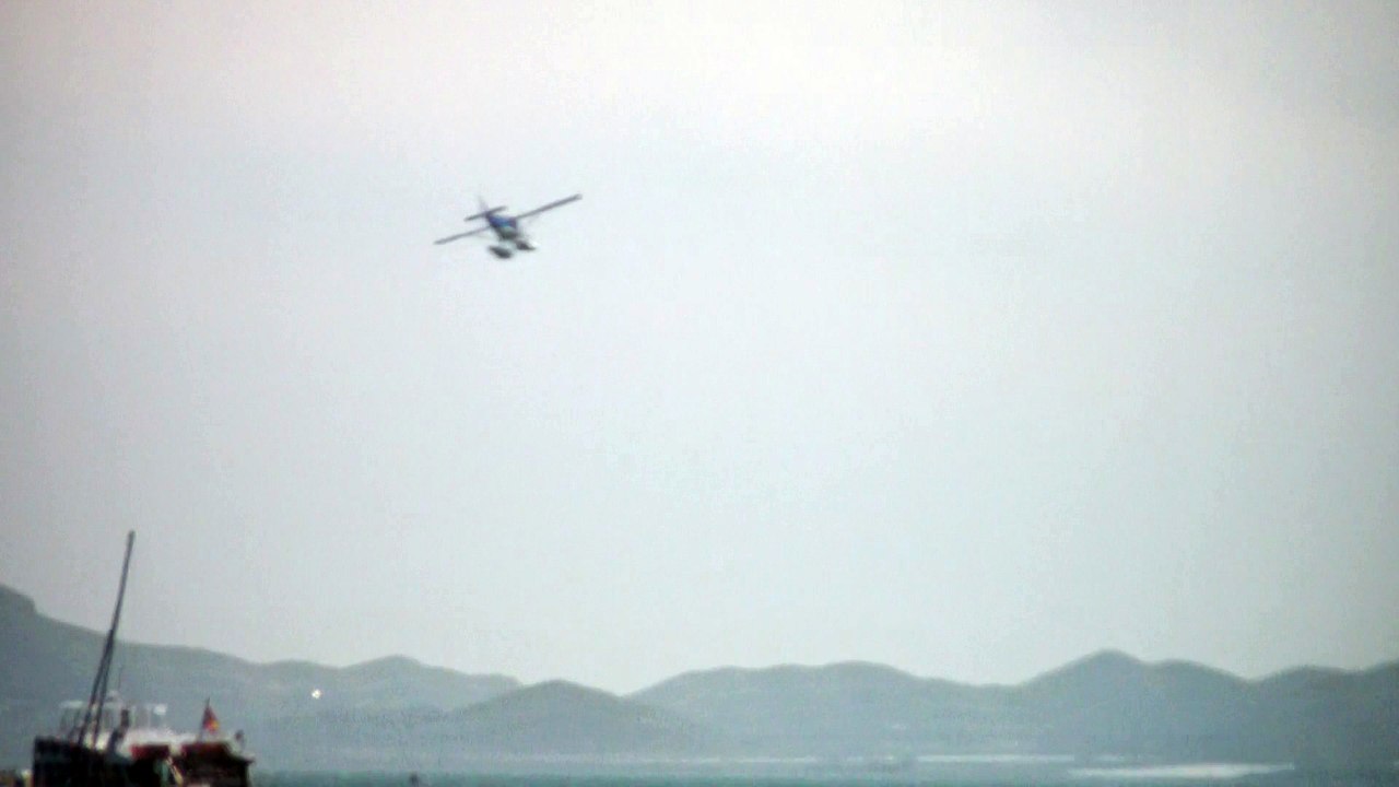 Nuevo amerizaje en el festival aéreo de Los Alcazáres.