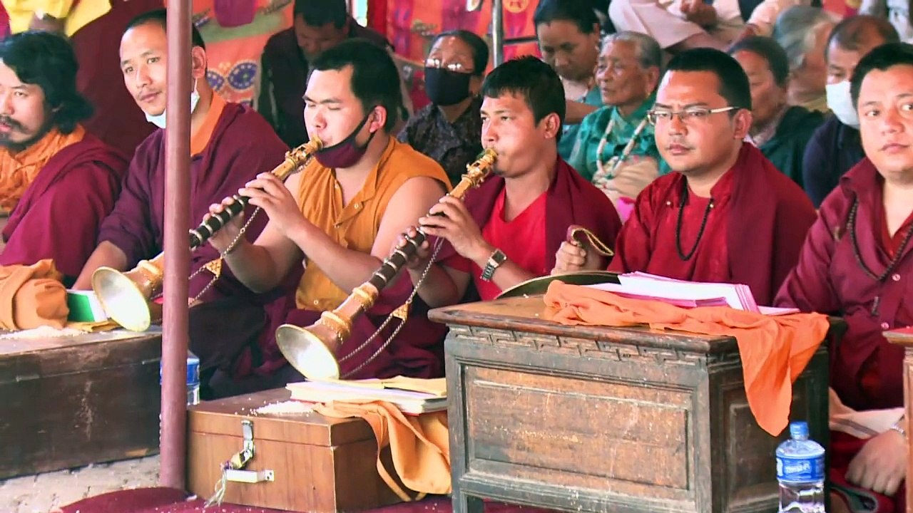 Les Népalais prient pour les victimes du séisme
