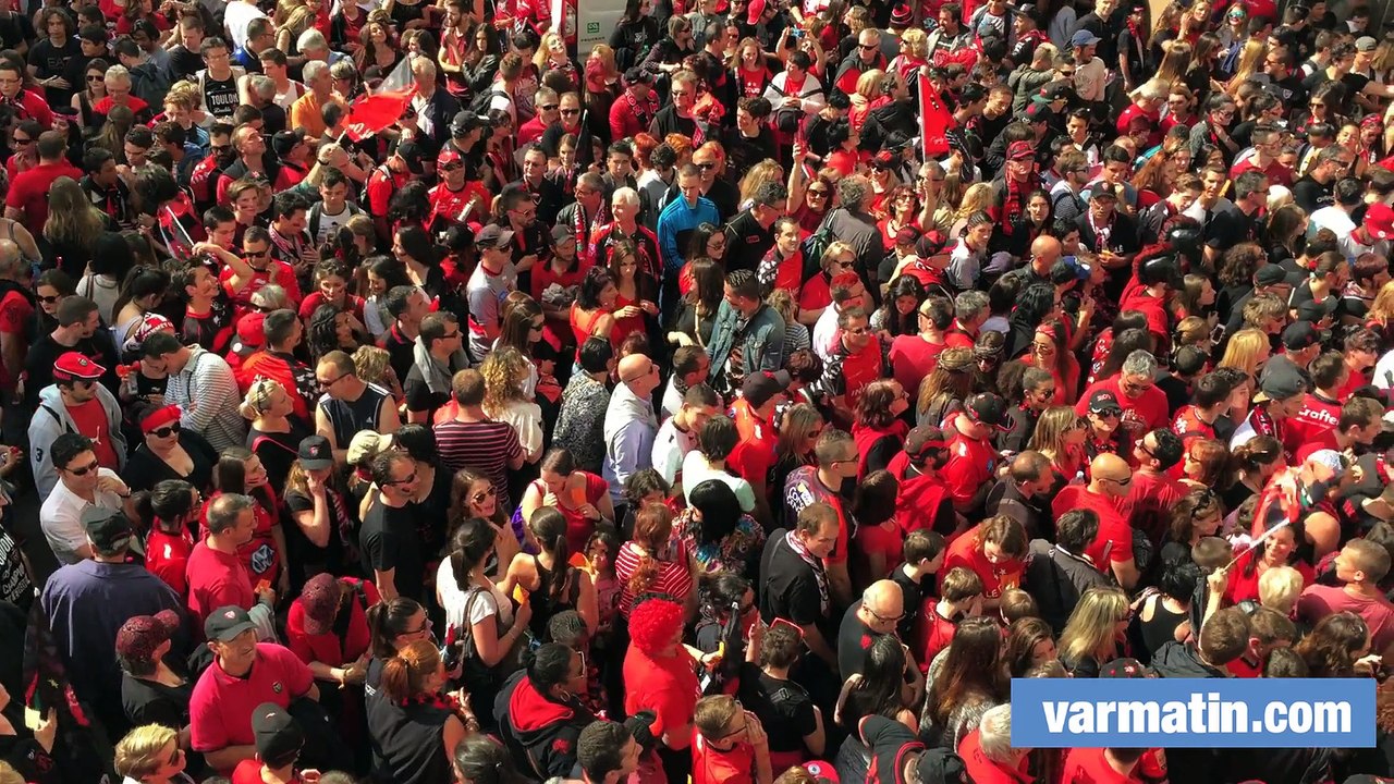 Les supporters toulonnais chantent devant le stade Mayol