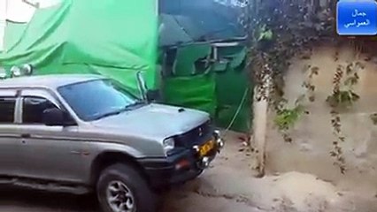 مهما كان الكلب شرساً إلا انه أمام الأفعى يصبح فأراً .. شاهدوا