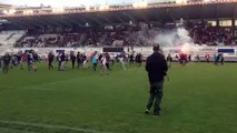 Les Toulonnais envahissent la pelouse du stade Mayol