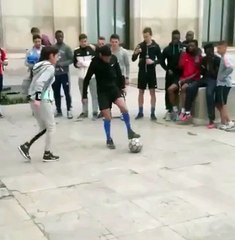 Cette fille met le garçon en difficulté devant une dribble professionnelle jamais vu sur le stade.