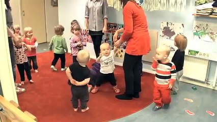 Plupp sjunger Alla barnen hoppar