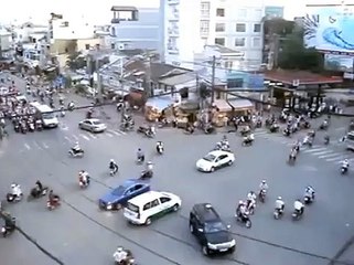 Voici ce qui se passe à un rond point à l'heure de pointe à Ho Chi Minh...