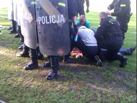 Police shoot & kill a fan in Polish 4th tier game between Concordia Knurow v Ruch Radzionkow
