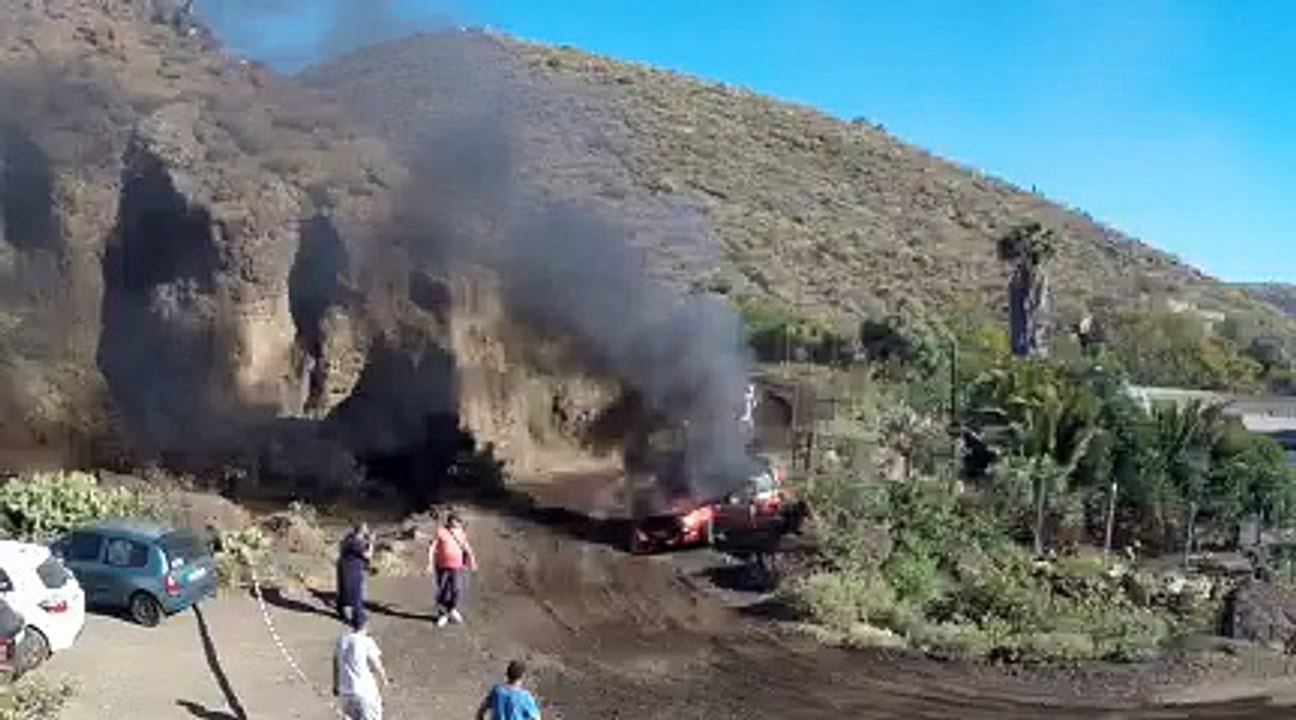 VW GOLF VUELCA Y ARDE