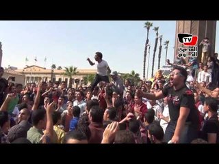 طلاب الاخوان يهتفون :إسلامية إسلامية.. ومظاهرة مضادة ترفع صور السيسي