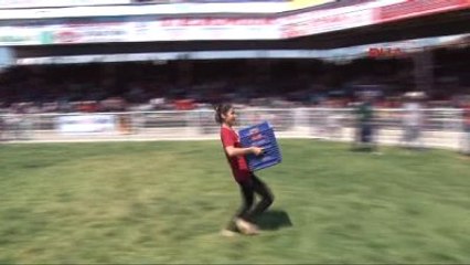 Antalya Kadınlar Halat Çekip, Domates Yiyerek Yarıştı