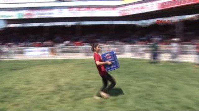 Antalya Kadınlar Halat Çekip, Domates Yiyerek Yarıştı