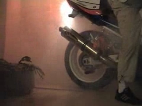Burn d'une Suzuki GSXR 750 en appart'
