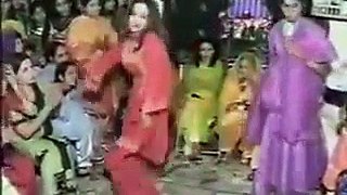 Saba Qamer Awesome Dance In Family