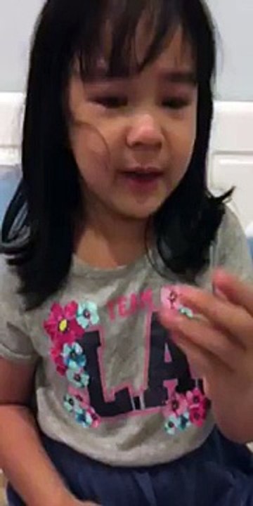 Bê Trần" Ú"  khóc để xin mẹ được nghỉ học, clip gây xôn xao dư luận mạng.