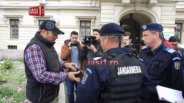PROTESTATARI LA PRIMARIA IASI SI LA CASA LUI GHEORGHE NICHITA