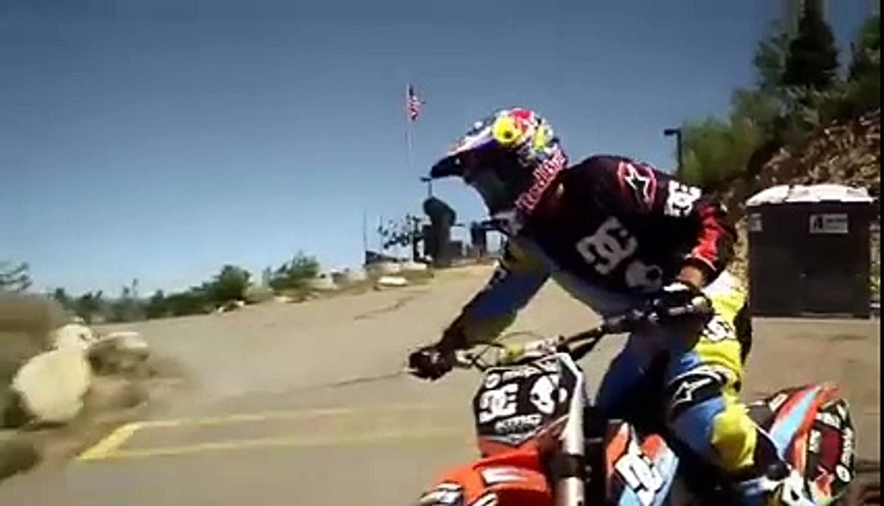 saut enorme en moto cross