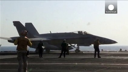 Скачать видео: Siria: 52 civili morti in un attacco aereo a guida Usa