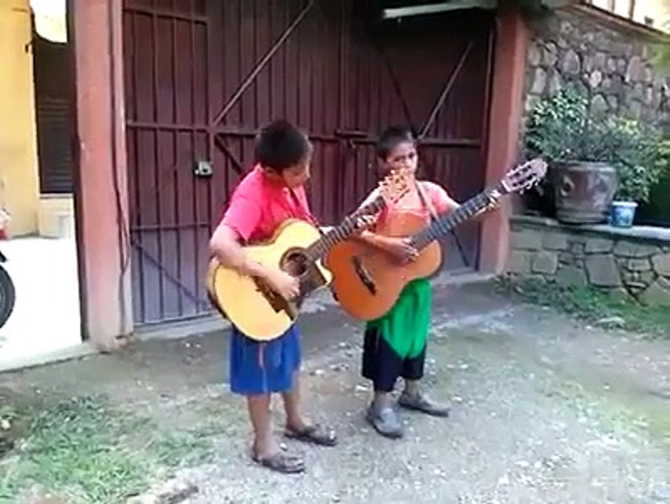 niños tocando la guitarra asombroso