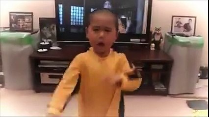 Bu çoçuk Bruce Lee'nin bütün hareketlerini yapıyor