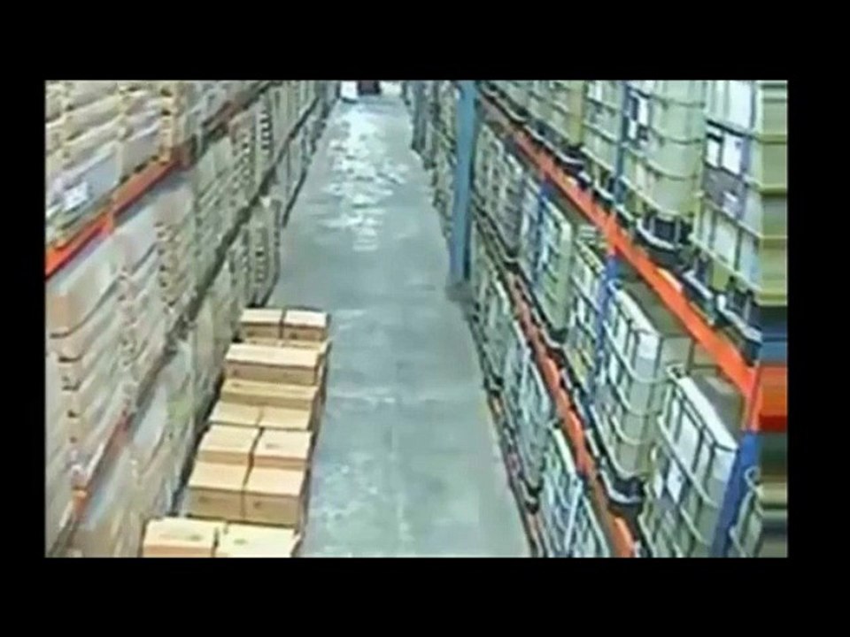 REAL Footage of a Warehouse during Nepal Earthquake-2015