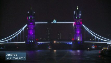 Londres s'illumine en rose pour célébrer la naissance de la petite princesse de Kate et William