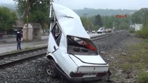 Karabük Tren, Hemzemin Geçitte Otomobile Çarptı 1 Ölü, 1 Yaralı