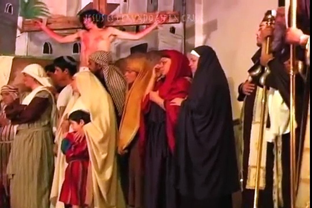 Jesús es Clavado en la Cruz