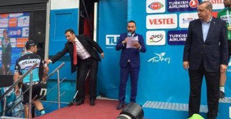 Erdoğan, Podyumdan İnmek İsteyen Bisikletçiye Bakakaldı