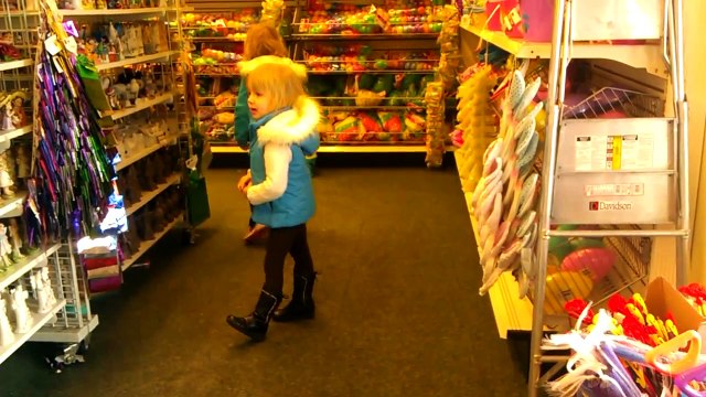 Walmart vs the Dollar Store ! Worsening Economy Causing People to Make Hard Choices !