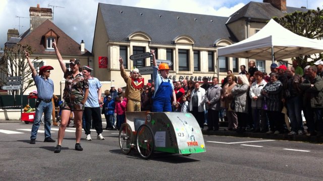 La course de voitures à pédales sous le soleil
