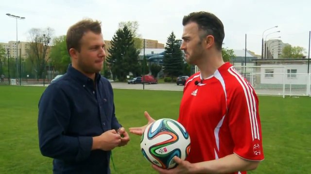 Deux joueurs de foot tirent un penalty en ayant le tournis