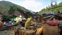 Непал: 3 человека спасены из-под завалов