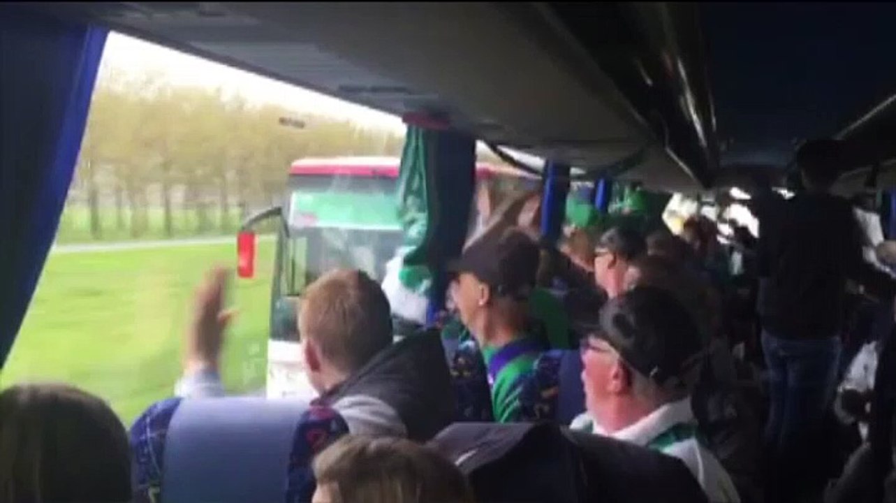 FC Groningen supporters gaan los in de bus - RTV Noord