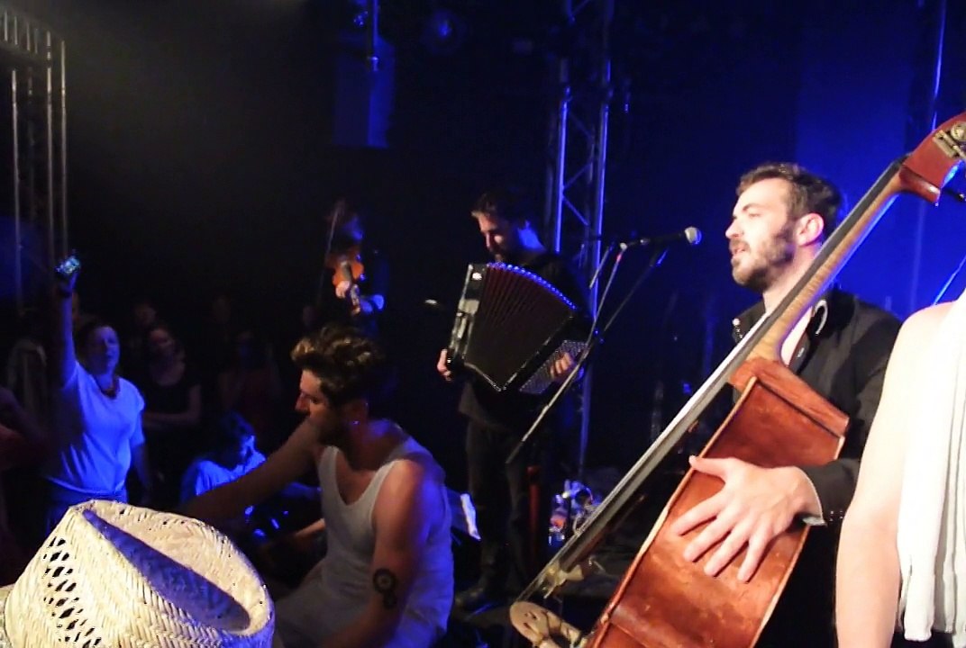 Les Hurlements d'Léo chantent Mano Solo : "La lune" HDL et Public