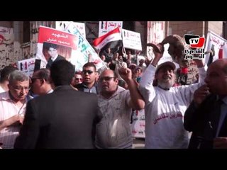 رأس خروف بين لافتات «تيار الاستقلال» في مسيرة للتحرير