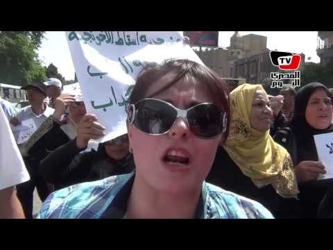 هند عاكف تشارك في مسيرة لسحب الثقة من الرئيس