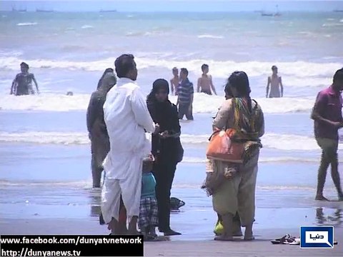 Dunya News - Karachi: Citizen enjoy weather at sea view