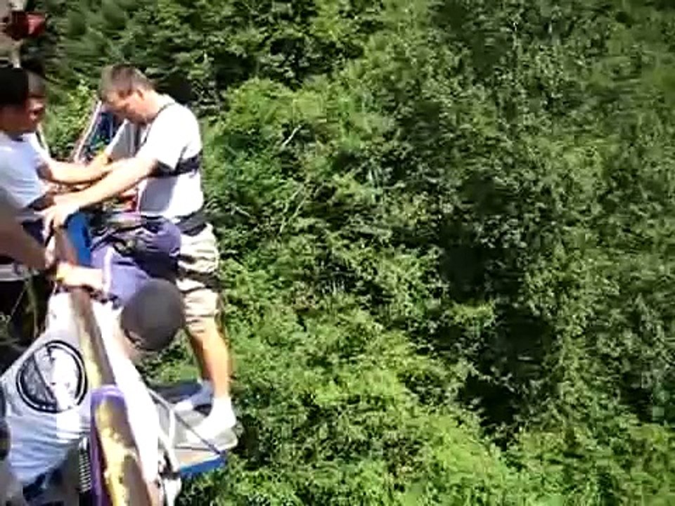 Lors de son saut à l'élastique, ses amis lui font une mauvaise blague !
