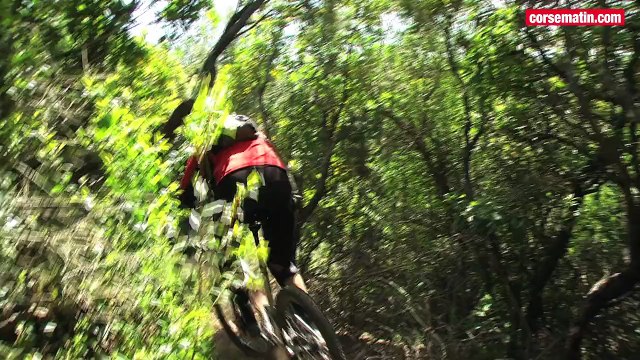 Course d'enduro VTT sur les crêtes d'Ajaccio