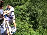 Blague pendant un saut à l'élastique