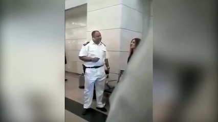 سيدة تعتدي على ضابط بمطار القاهرة: "أنا هوريك هعمل إيه"