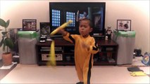 Un garçon de 5 ans reproduit une scène de Bruce Lee avec un nunchaku