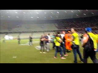 Torcedores invadem o gramado da Arena Castelão