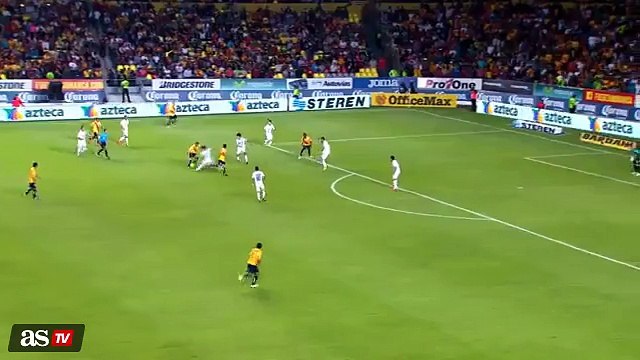 Ronaldinho quiso sorprender con esta jugada al árbitro en partido del Querétaro (VIDEO)