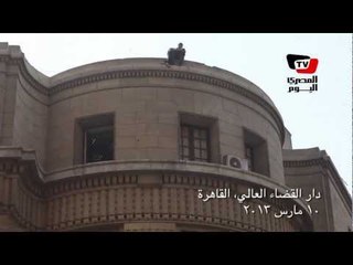 مواطن يحاول إلقاء إبنه من فوق «دار القضاء»