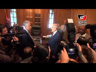 البرادعي يؤدي قسم «المحامين».. ومواطن: هتخربوا مصر