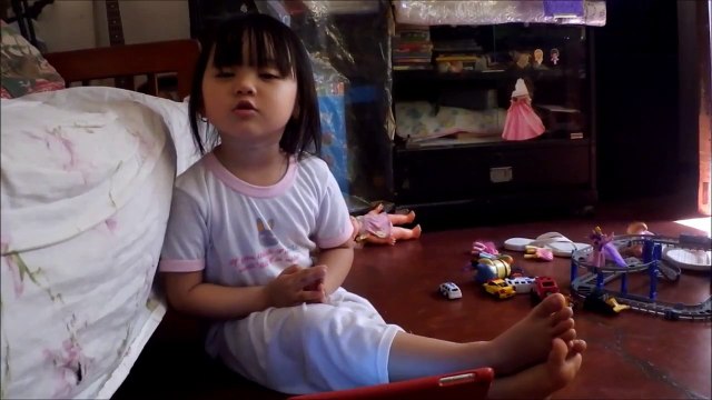 'Twinkle Twinkle Little Star' Cute Toddler 'Cailee' singing solemnly