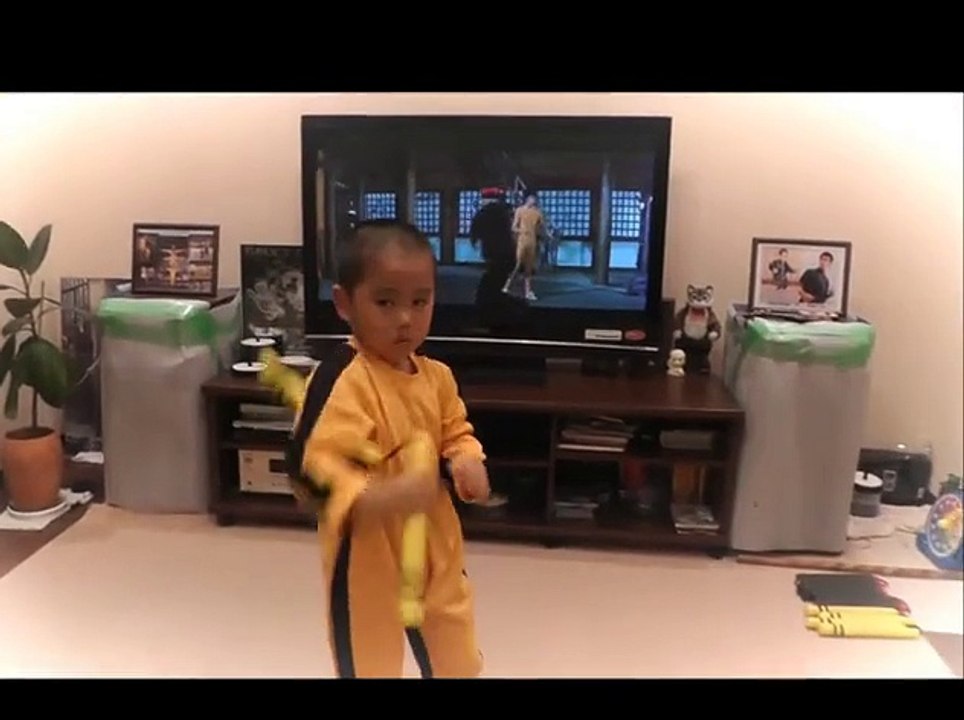 Bruce Lee hayranı 5 yaşındaki çocuktan muhteşem nunchaku gösterisi