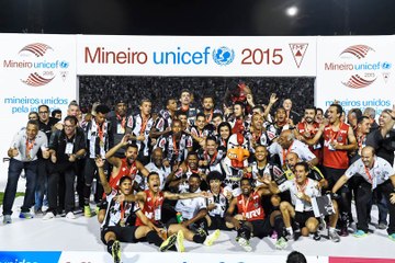 Jô desencanta e garante título do Galo